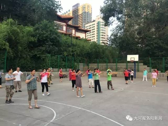 广场舞与篮球场的争夺，城市公共空间的使用冲突与解决之道