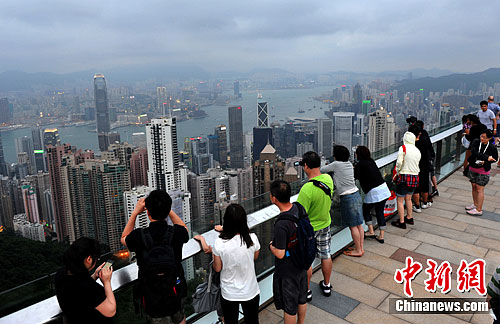 探索香港资讯，2025正版资料大全视频与行动落实的精简释义